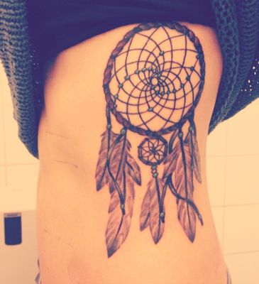  Tatouage attrape rêve avec des plumes roses sur le haut des côtes